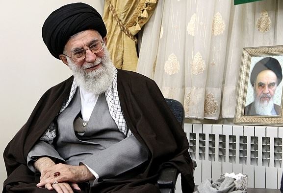 حضور رهبر انقلاب در منزل شهید حدادیان/ امام خامنه ای به ما قرآن هدیه دادند + تصویر